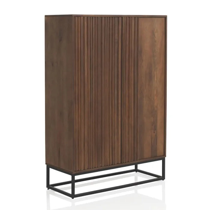 Technische titel in het Nederlands: **Moderne houten kast met verticale lijnen en metalen onderstel**