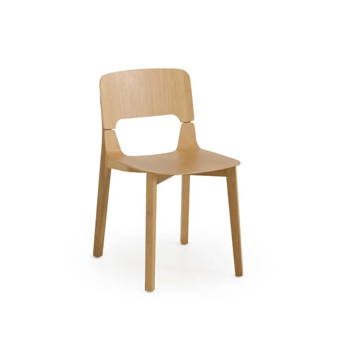 **Eenvoudige houten stoel met elegante rugleuning**